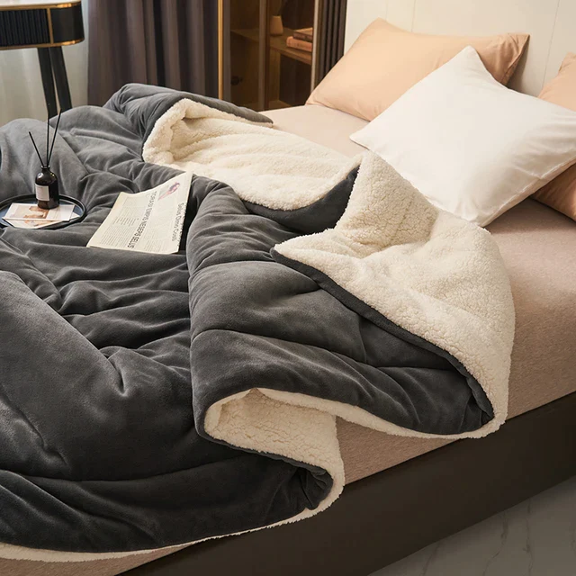 Zachte SoftHug fleecedeken op een bed, voor extra warmte en comfort als slaapdeken.