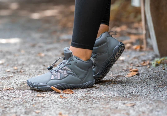 Unisex orthopedische barefoot schoenen in winterse buitenomgeving, klaar voor elk avontuur.