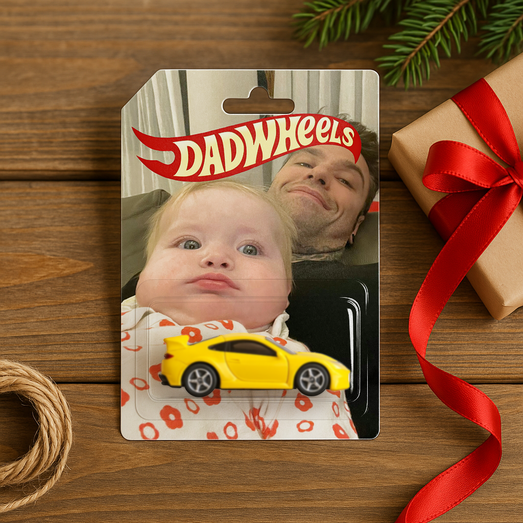 Gepersonaliseerde cadeauverpakking voor speelgoedauto's, uniek fotocadeau voor waardevolle herinneringen.