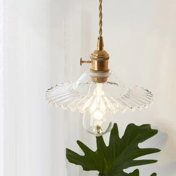 Design eetkamerlamp van glas; OpulentGlow hanglamp met minimalistische uitstraling.