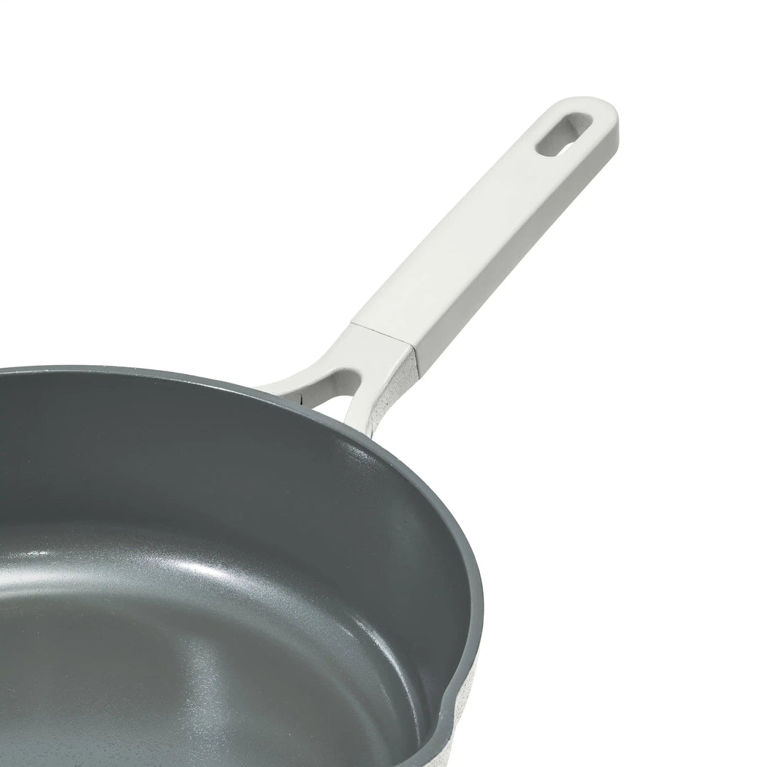 De complete Alles-in-één Keukenheld bakset met kookpan, stoominzet en deksel, klaar voor elk recept.