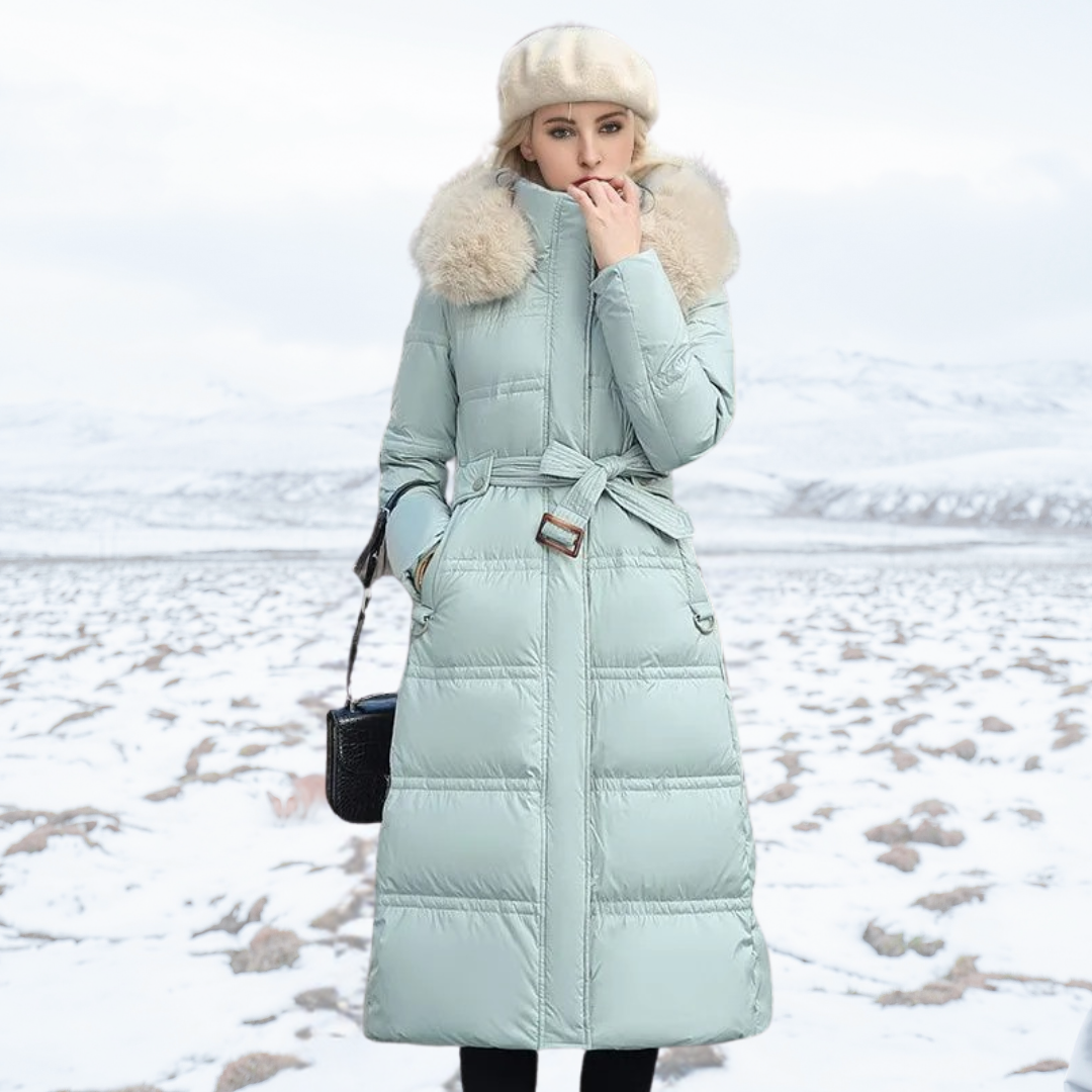 Nieuwe luxe dames winterjas, trendy en warm, met zachte bontkraag. Essentiële bovenkleding.