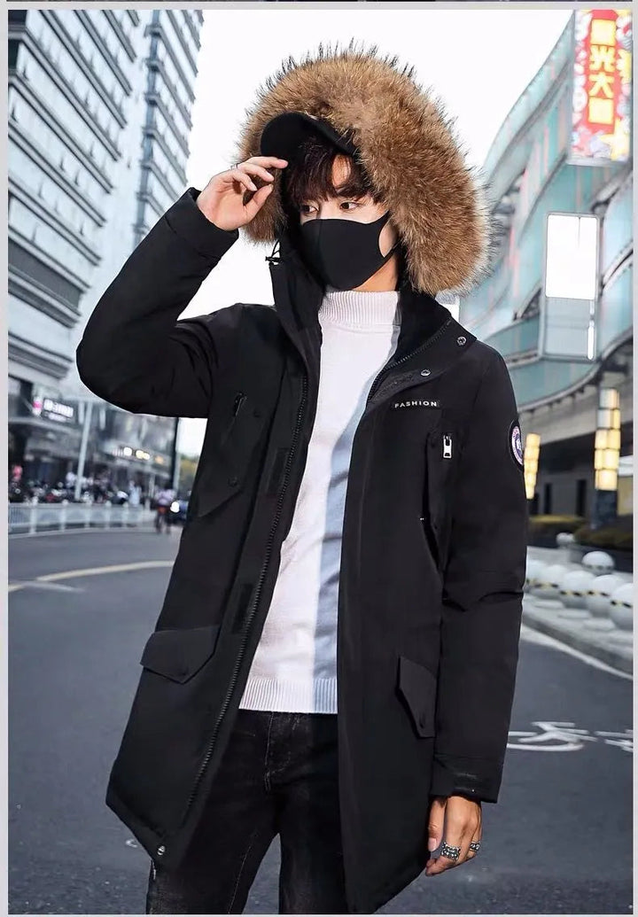 Zwarte stijlvolle heren winterjas met capuchon, warm en winddicht, ideaal voor koude outdoor avonturen.
