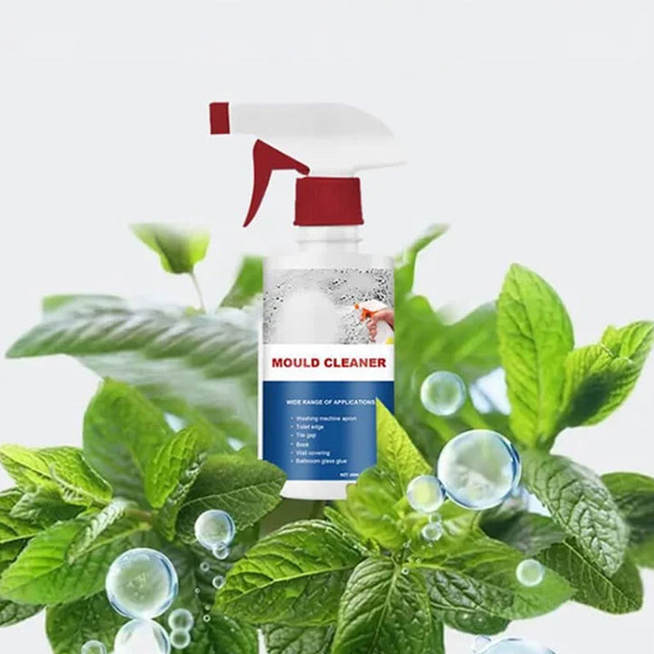Schimmelreiniger schuim wordt gesprayd op vuile badkamertegels. Krachtige antischimmel voor een hygiënisch thuis.