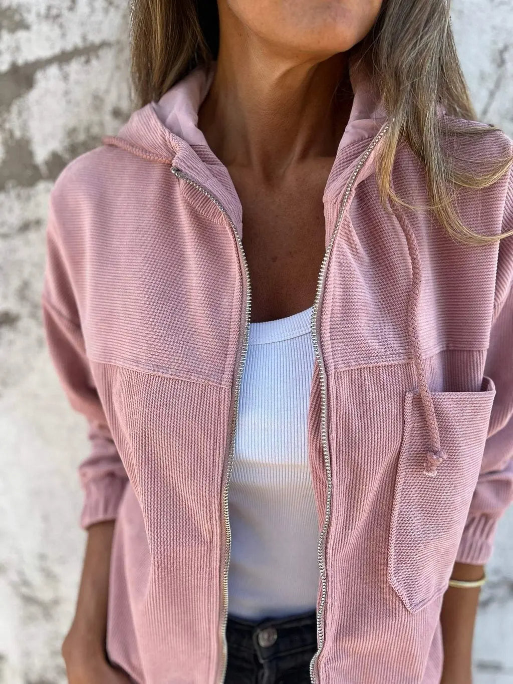Deze dames corduroy jas met capuchon is comfortabel, warm en casual. Ideaal als bovenkleding voor vrouwen.