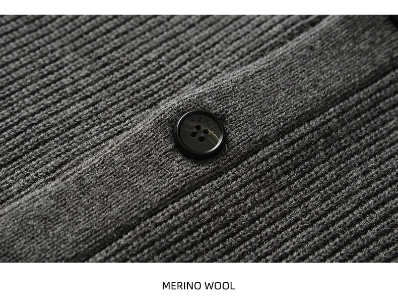 Stijlvol heren vest van premium merinowol, gebreid en met knoopsluiting.