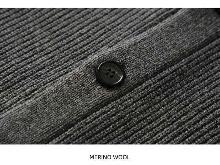 Stijlvol heren vest van premium merinowol, gebreid en met knoopsluiting.