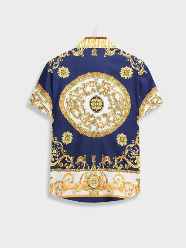 Stijlvolle heren zomer set met korte mouwen shirt en korte broek, beide met barokstijl print.