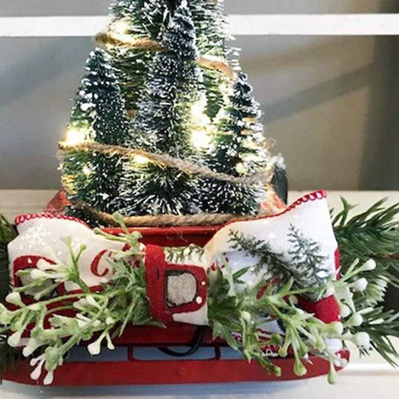 Feestelijke rode vrachtwagen kerstdecoratie, ideaal als kerstcadeau of sfeervol middenstuk.