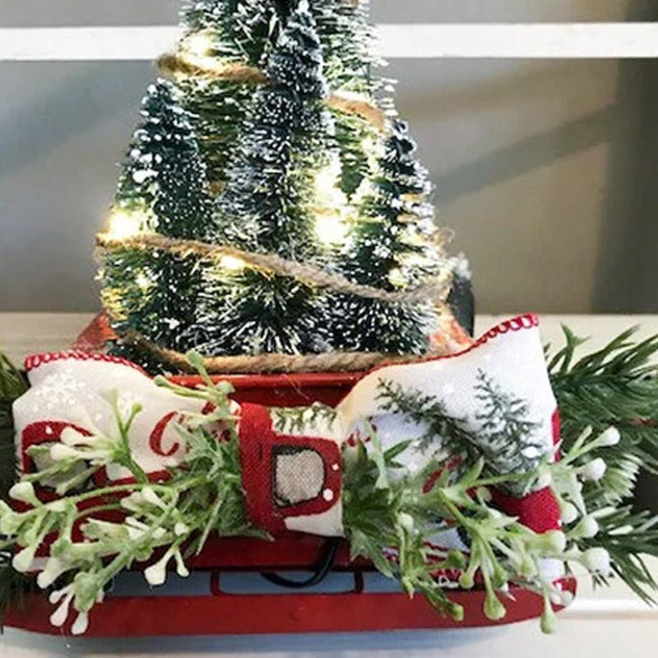 Feestelijke rode vrachtwagen kerstdecoratie, ideaal als kerstcadeau of sfeervol middenstuk.