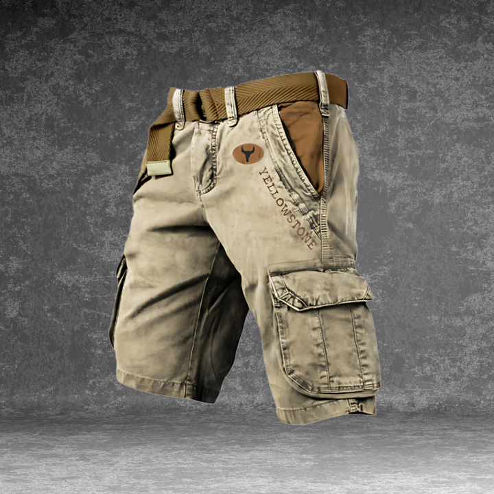 Casual Heren Cargo Short Finn in beige, gedragen tijdens een zomerse wandeling, stijlvol en comfortabel.