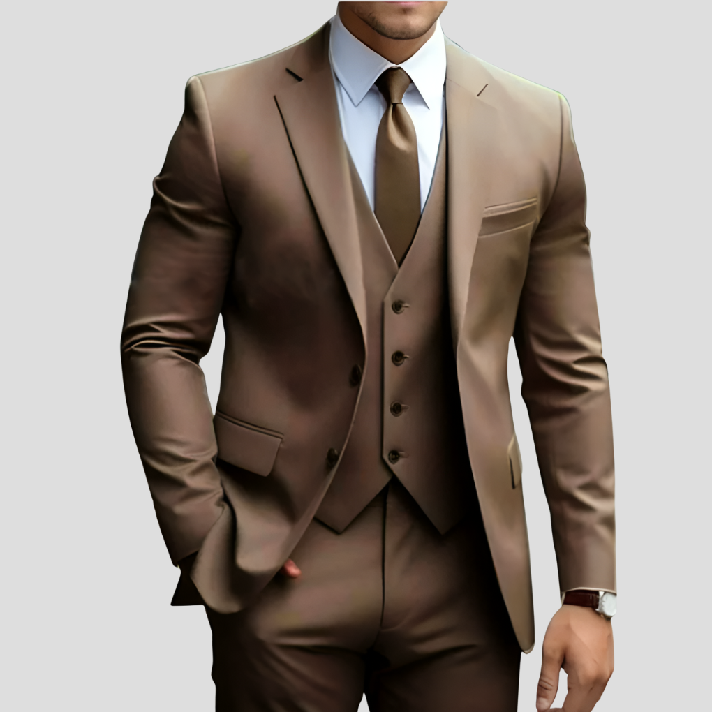 Modern slimfit herenpak, driedelig, accentueert het figuur. Ideaal als feestpak of formeel kostuum voor events.
