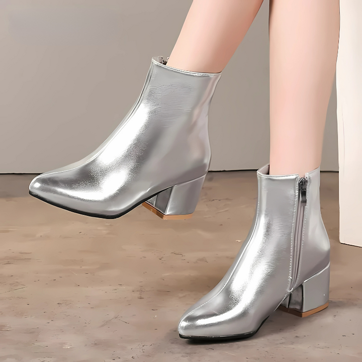 Glanzende gouden dames enkellaarsjes, ideaal voor een feestelijke gelegenheid. Comfortabel en trendy mode laarsjes.