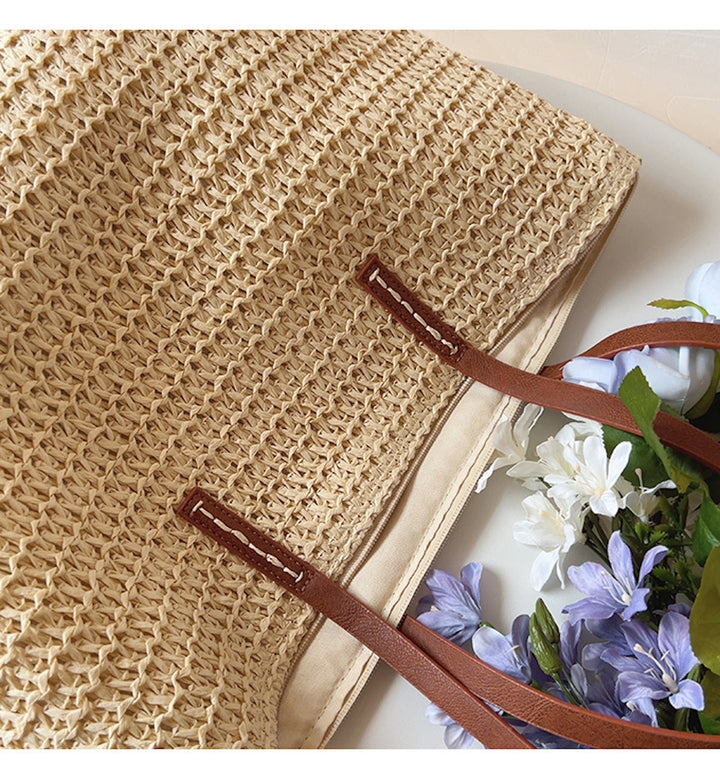 Geweven korbtas, unisex, comfortabele handvatten, bruin/wit, ideaal voor zomer en strand.