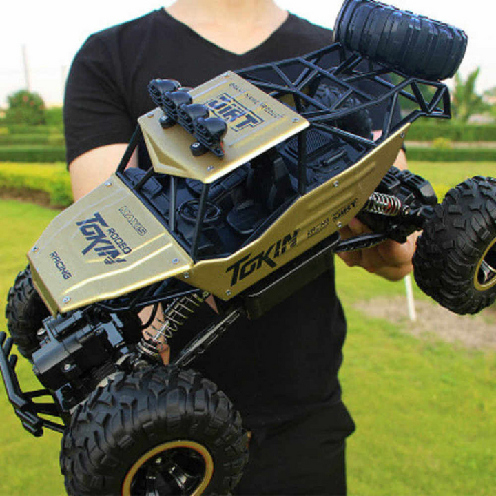 Spannend cadeau voor jonge of volwassen hobbyisten: een snelle 4WD RC monstertruck voor buitenavonturen.