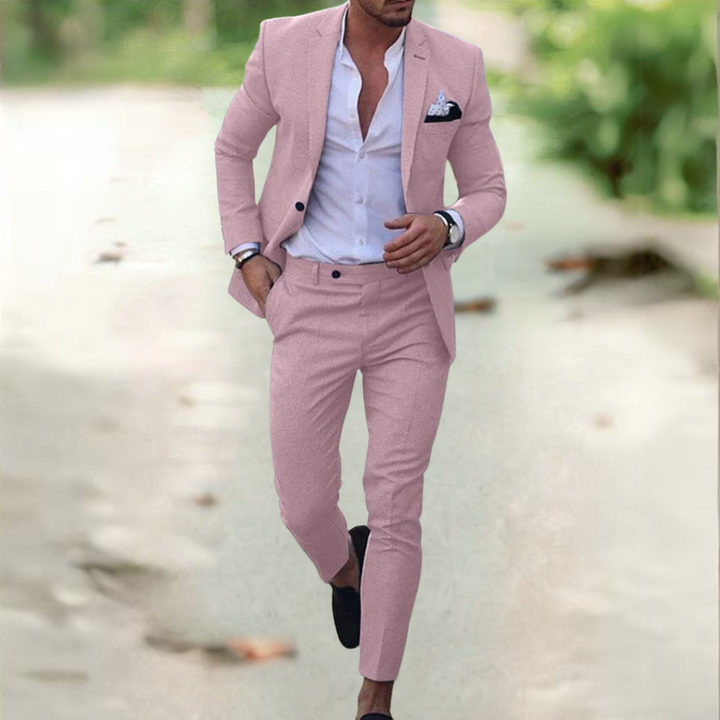 Man poseert in een stijlvol slim fit herenpak, straalt elegantie en moderne verfijning uit.