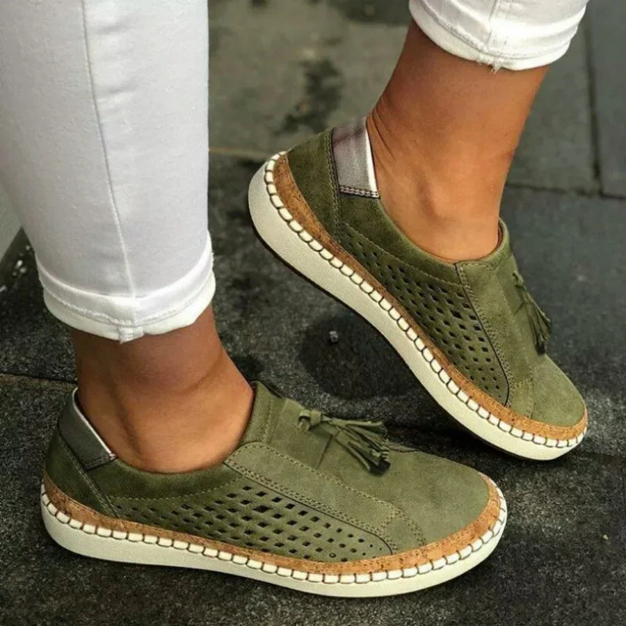 Groene AirComfort damessneakers met brede teenbox, ondersteunend voor voetgezondheid.