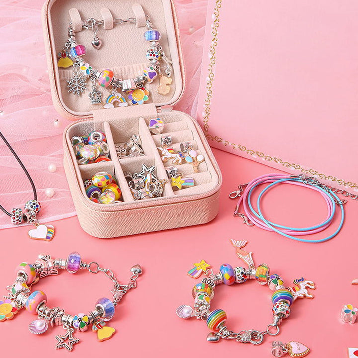 Creatieve speelset: kinderen ontwerpen unieke DIY-armbanden met kleurrijke kralen en hangers.