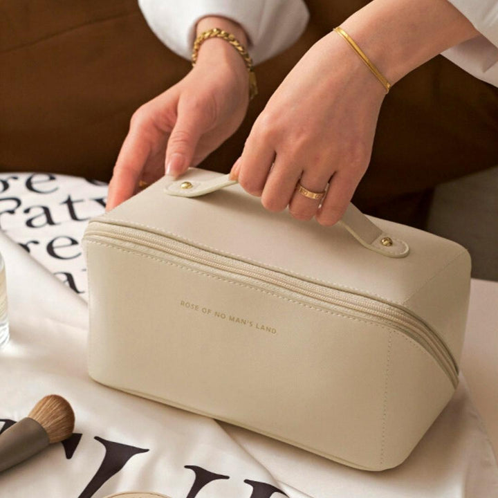 Chique PU leren cosmetica tas, een stijlvol reisaccessoire voor dames om make-up georganiseerd op te bergen.
