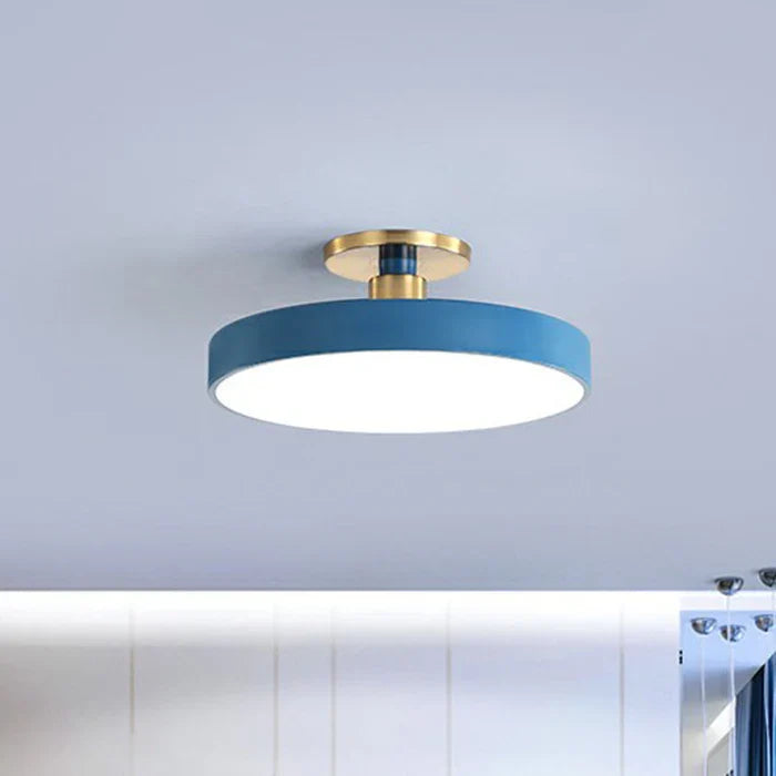 Strakke LED plafondlamp met minimalistisch Noords design. Moderne verlichtingselement voor slaapkamer interieur.