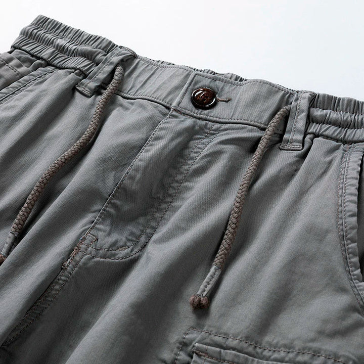Militaire stijl heren cargoshort, robuust en modieus voor je zomerse avonturen.