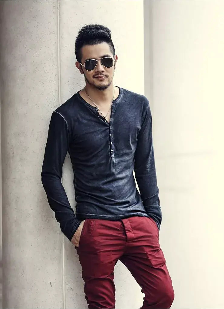 Klassiek heren Henley shirt lange mouwen in tijdloze stijl. Comfortabel voor casual kleding en dagelijks gebruik.