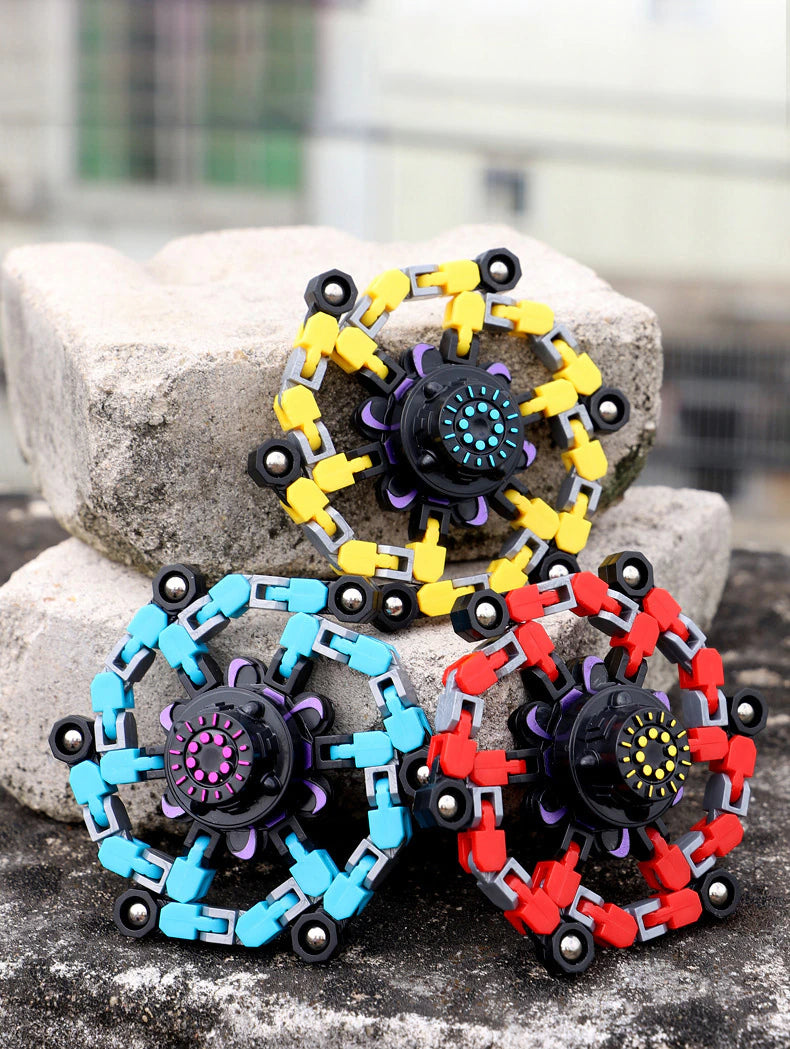 Kind speelt met Gyro Spinner voor verbeterde focus; effectief fidget speelgoed voor stressvermindering bij kinderen.