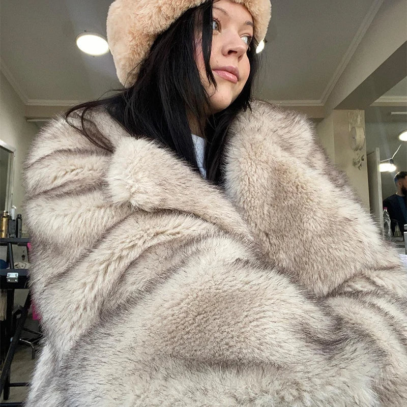 Comfortabele pluizige damesjas, effen en oversized, ideaal als winterse mode-item.