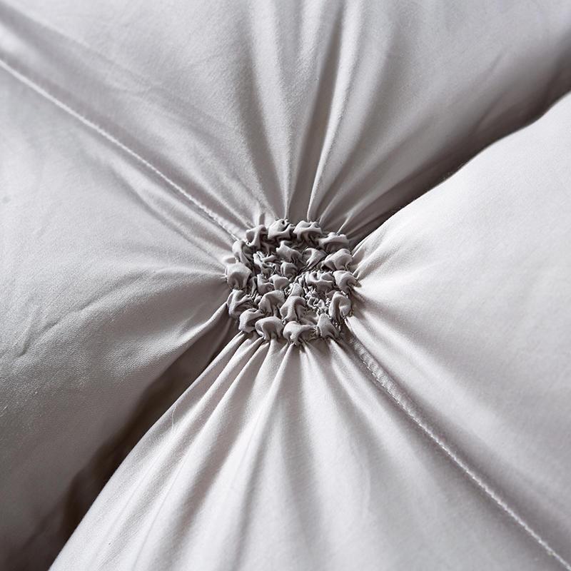 Heerlijk warm PlumeLux ganzendons dekbed met katoenen tijk, doorgestikt. Luxe beddengoed voor comfort.