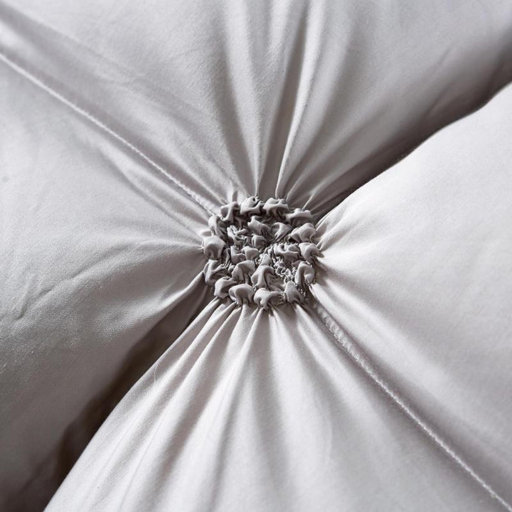 Heerlijk warm PlumeLux ganzendons dekbed met katoenen tijk, doorgestikt. Luxe beddengoed voor comfort.