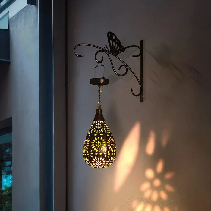 Weerbestendige SolarLuxe tuinlamp op zonne-energie, ideaal als decoratieve en duurzame LED buitenverlichting.