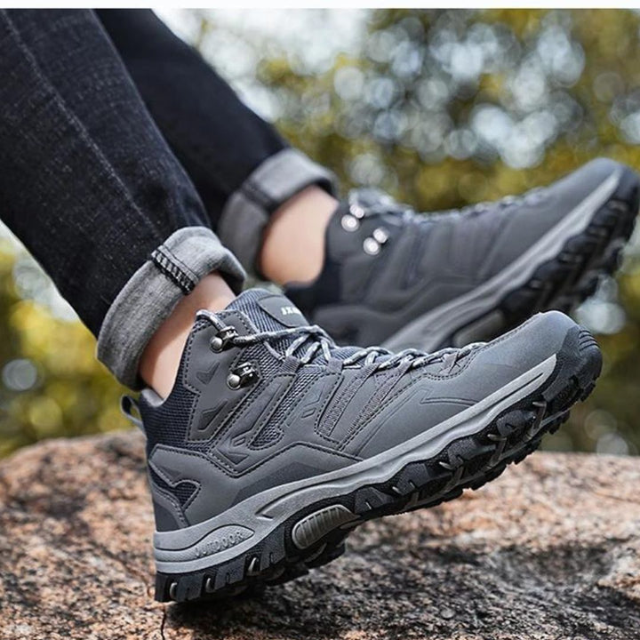 Waterdichte damesschoenen met vetersysteem, voor een perfecte pasvorm en grip.
