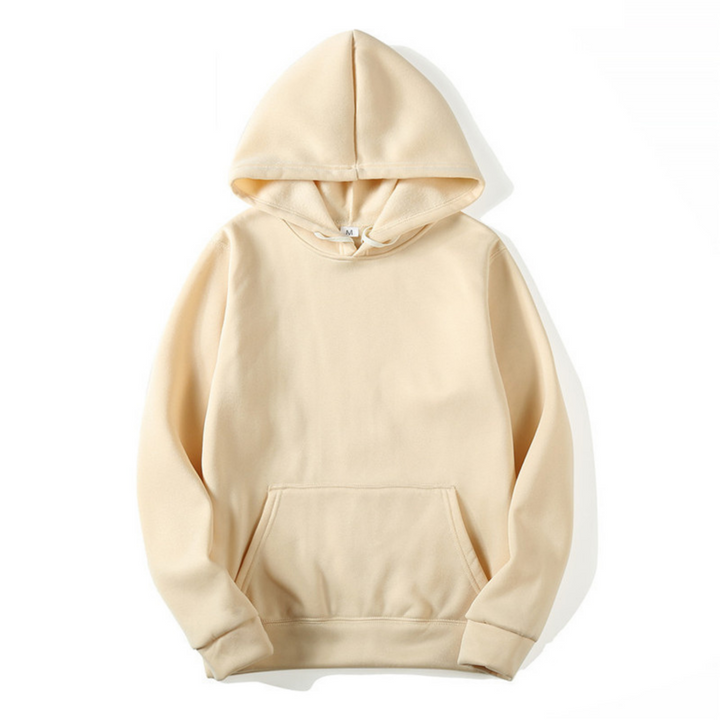 Model draagt casual effen herenhoodie, comfortabel en modern, perfect voor streetwear en basickleding.