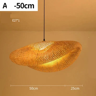 Boho-chique handgemaakte rotan hanglamp, duurzaam en esthetisch. Een unieke toevoeging aan je interieur.