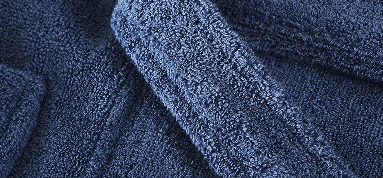 Man zit ontspannen, zijn benen volledig bedekt door de extra lange warme fleece badjas.
