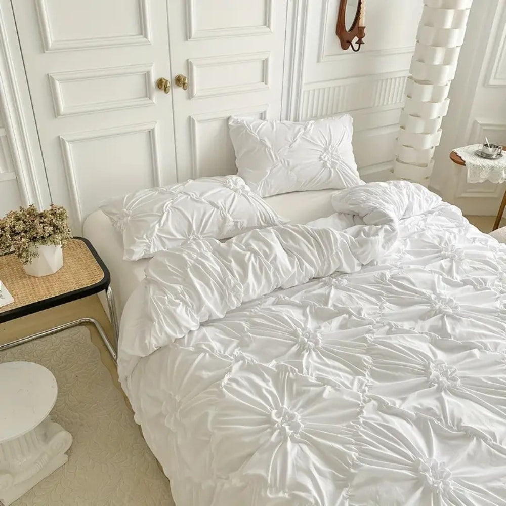 Complete luxe dekbedovertrekset met pinch-pleat design in beige, inclusief kussenslopen, voor huisdecoratie.