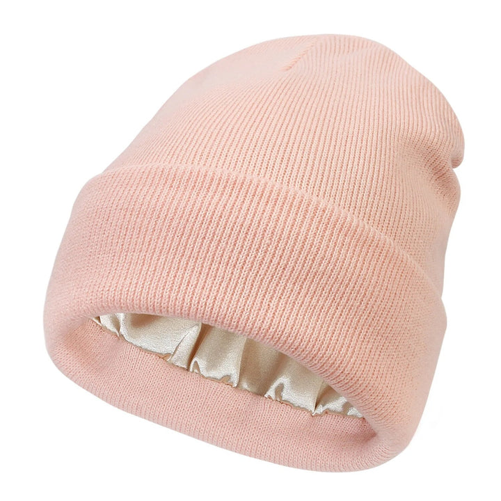 Modieuze zijden muts voor dames, een elegant accessoire dat je haar verzorgt en beschermt.