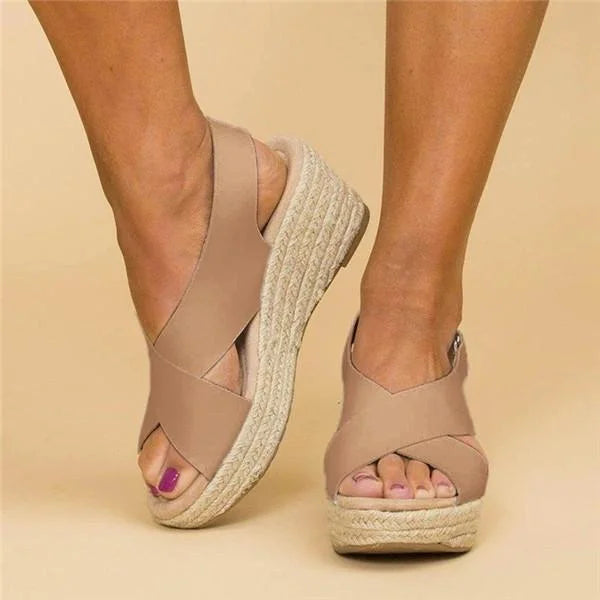 Elegante beige dames espadrilles met sleehak, een stijlvol instapmodel met comfortabele voetondersteuning.
