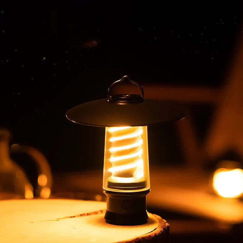 Heldere LED verlichting van de NovaBeam campinglamp, oplaadbaar en energiezuinig voor avonturiers en outdoor.
