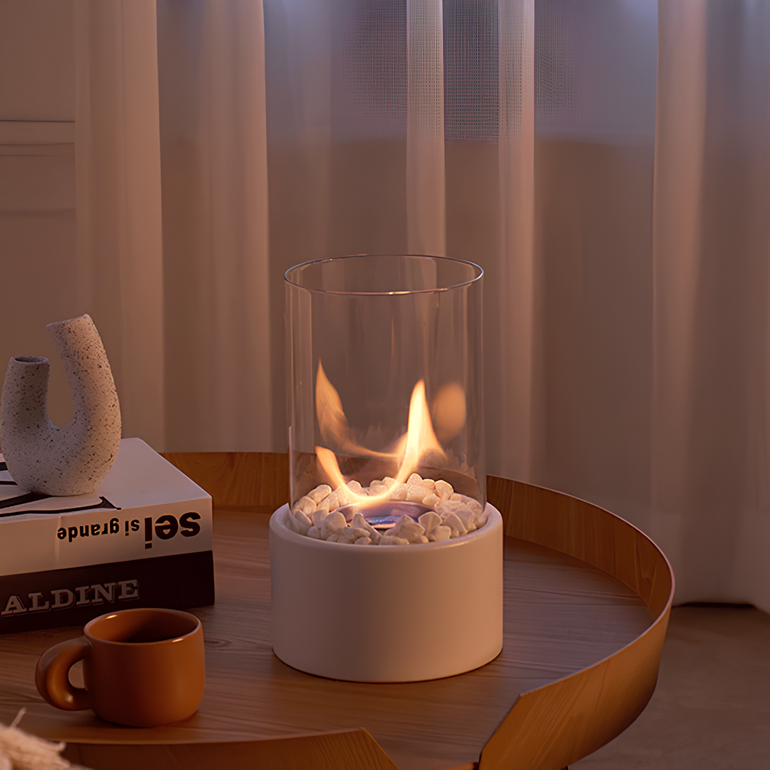 Klassieke metalen olielamp met glazen reservoir en open vlam, duurzame sfeerverlichting.