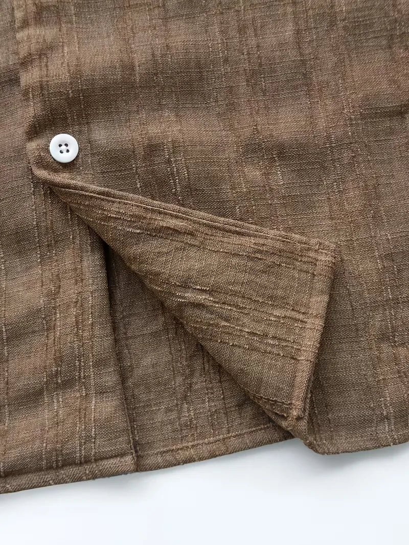 Stijlvol heren tweedelig setje: casual shorts en shirt met V-hals, perfecte mannenmode voor de zomer.