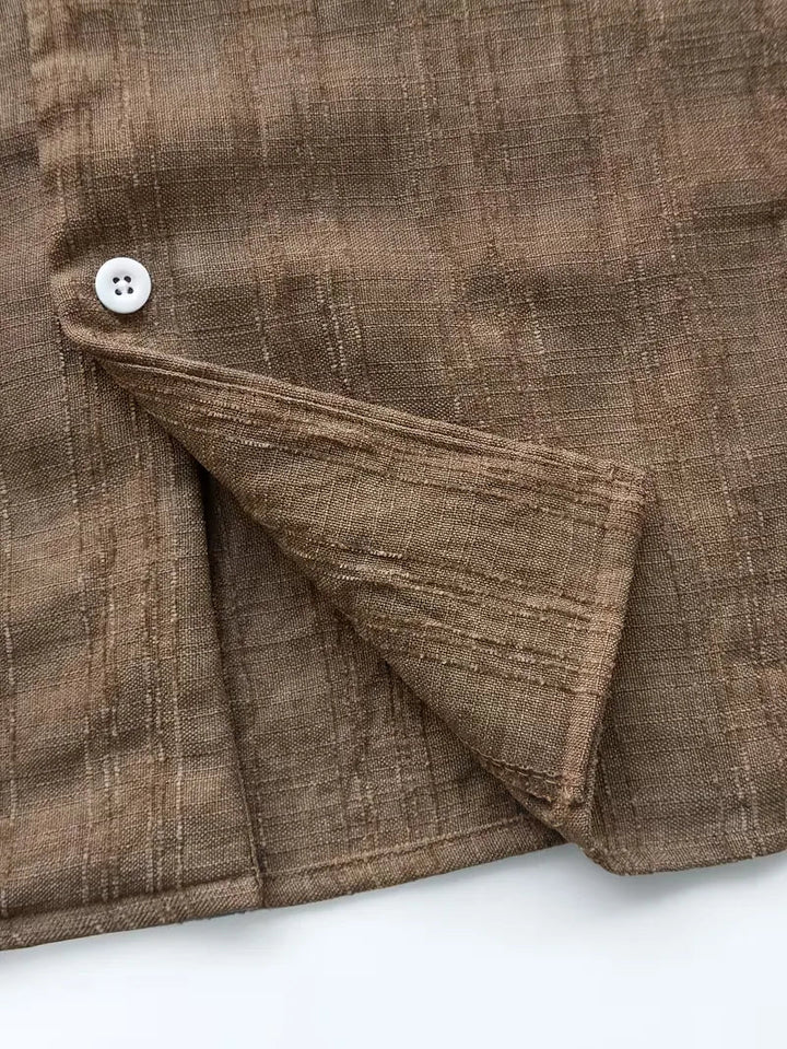 Stijlvol heren tweedelig setje: casual shorts en shirt met V-hals, perfecte mannenmode voor de zomer.