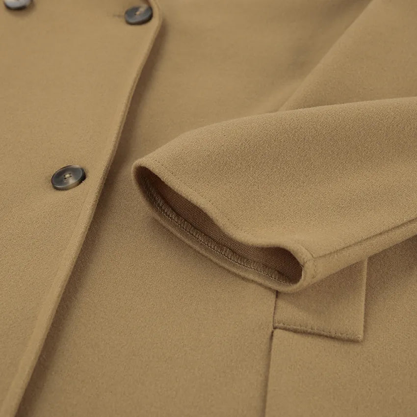 Stijlvolle bruine halflange jas met dubbele knoopsluiting voor dames, tijdloze elegantie.