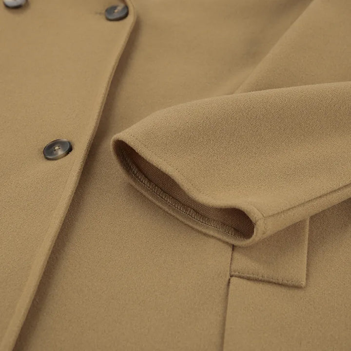 Stijlvolle bruine halflange jas met dubbele knoopsluiting voor dames, tijdloze elegantie.