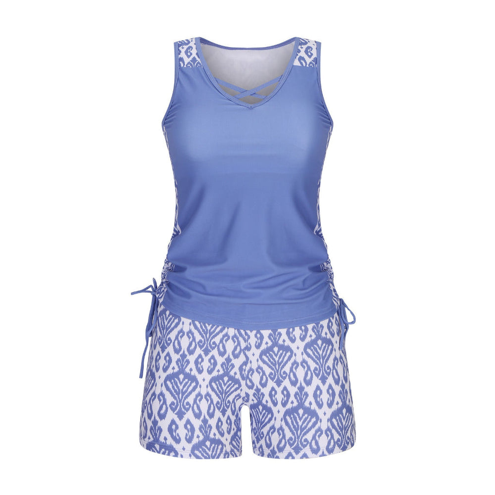 Elegante tweedelige damesbikini met hoge taille en chique knoopdetail, ideale strandmode.