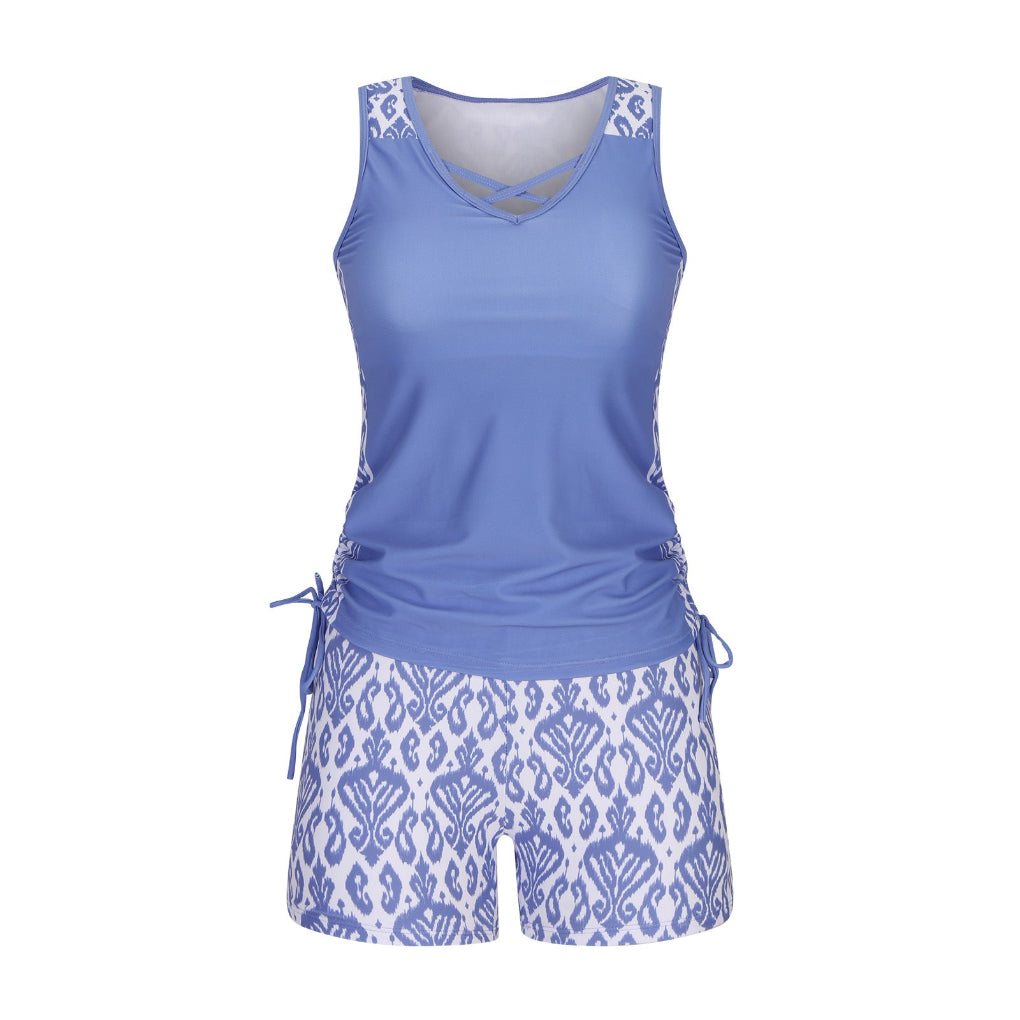 Elegante tweedelige damesbikini met hoge taille en chique knoopdetail, ideale strandmode.