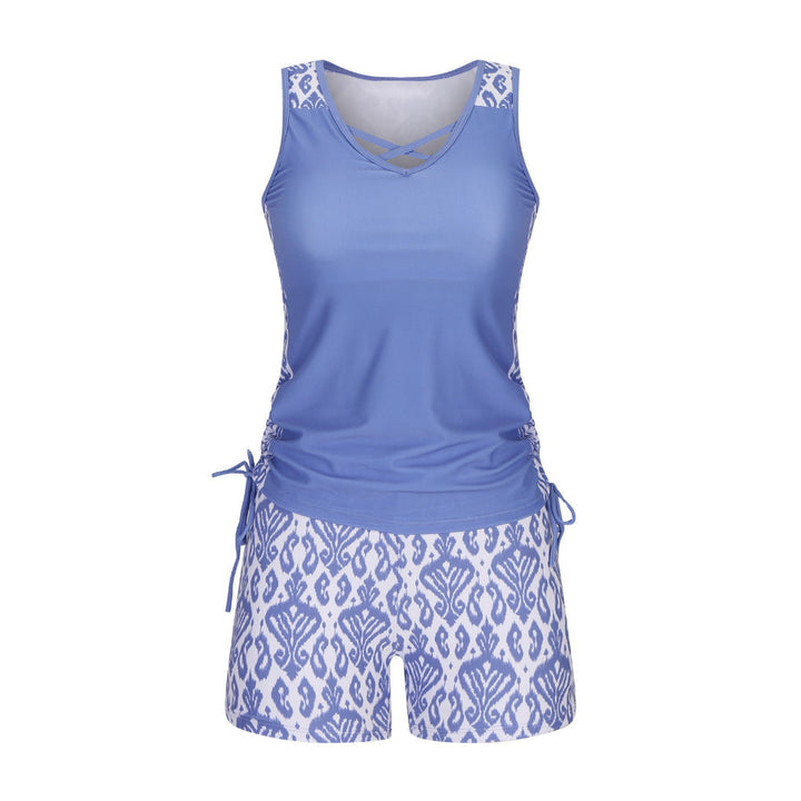 Elegante tweedelige damesbikini met hoge taille en chique knoopdetail, ideale strandmode.