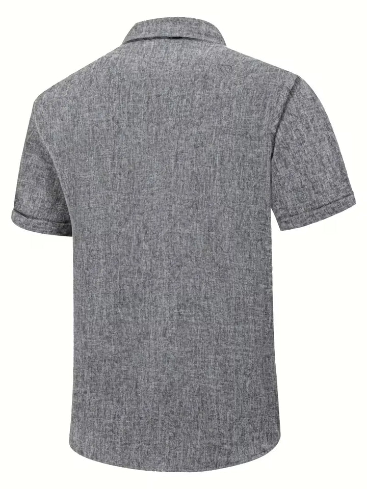 Khaki heren V-hals shirt met korte mouw, perfect als strandkleding of casual overhemd voor herenmode.