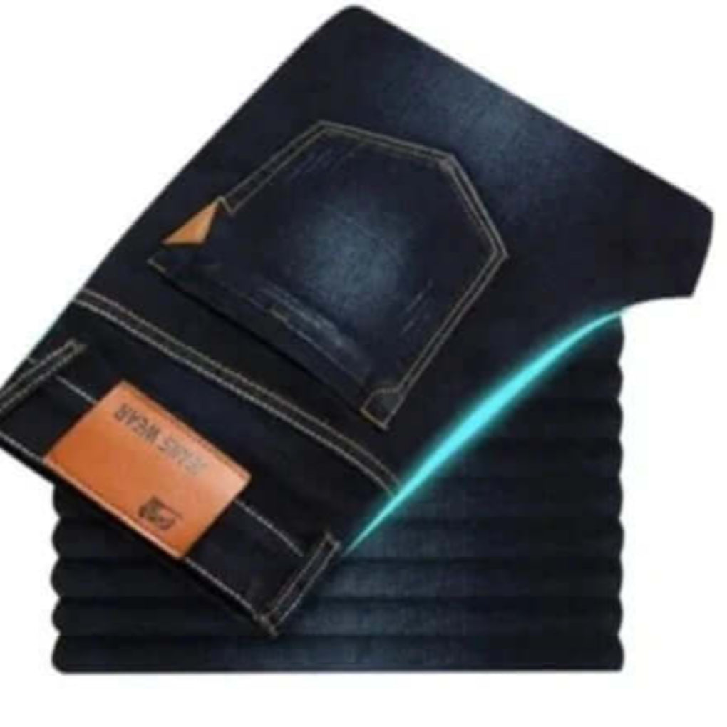 Heren jeans met rechte pijpen, klassiek blauw denim, perfect voor een tijdloze, casual stijl.