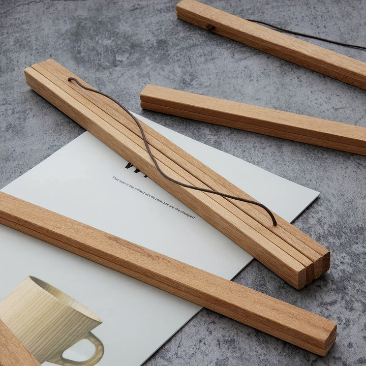 Magnetische houten posterophanger van teakhout voor stijlvolle wanddecoratie en kunstophangsysteem.